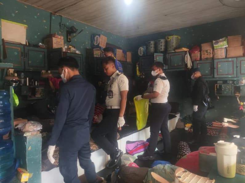 Saat razia gabungan di blok hunian Rutan Tanah Grogot. (Foto : Luthfi/Pusaranmedia.com)