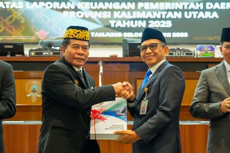 Gubernur Kaltara H Zainal Arifin Paliwang saat menerima WTP ke-12 di Kantor DPRD Kaltara (Foto: Setwan Kaltara)