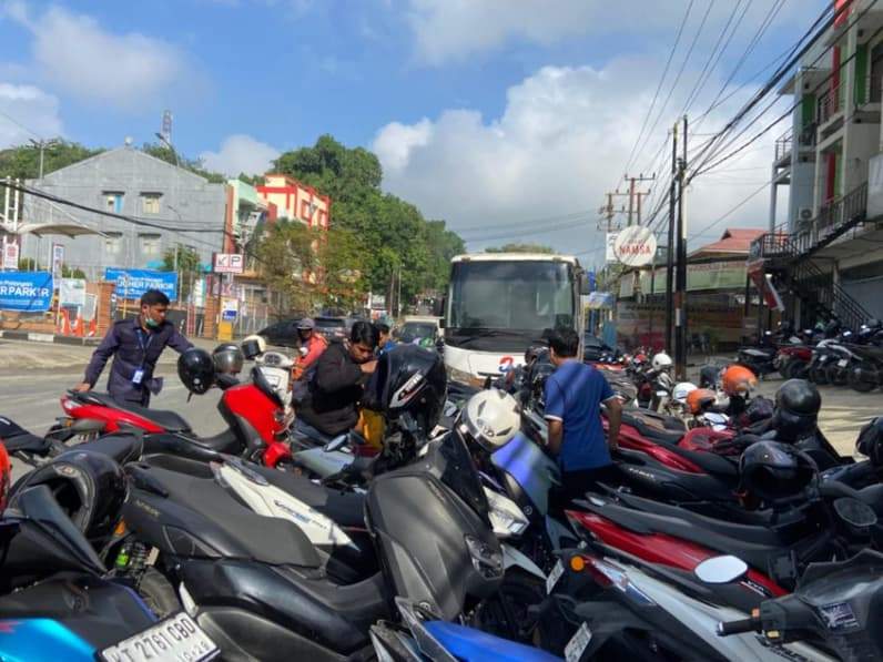 Parkir tepi jalan di kawasan Kota Samarinda. (Foto: Tri/Pusaranmedia.com)
