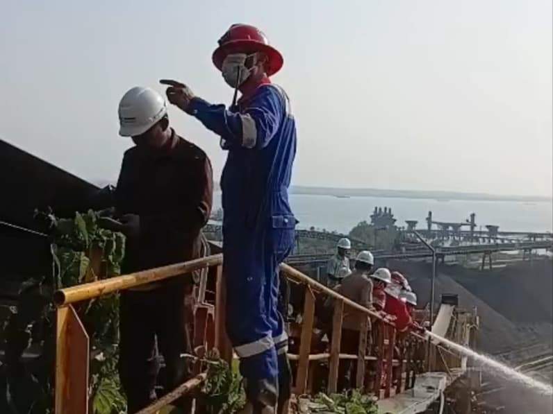 Petugas memadamkan kobaran api di lahan kawasan PT Dermaga Prakasapratama, Kelurahan Kariangau, Kecamatan Balikpapan Barat, Minggu (30/8/2026). (Foto: Grup Info Bencana)