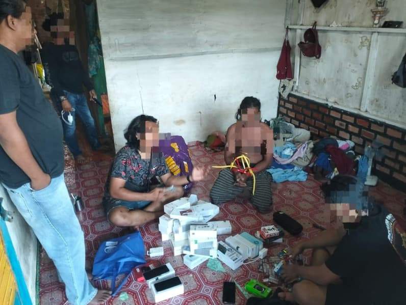 Saat penggerebekan pelaku pencurian handphone baru di Toko Riza Phone, Kecamatan Tanah Grogot, Kabupaten Paser. (Foto : Dok Satreskrim Polres Paser)