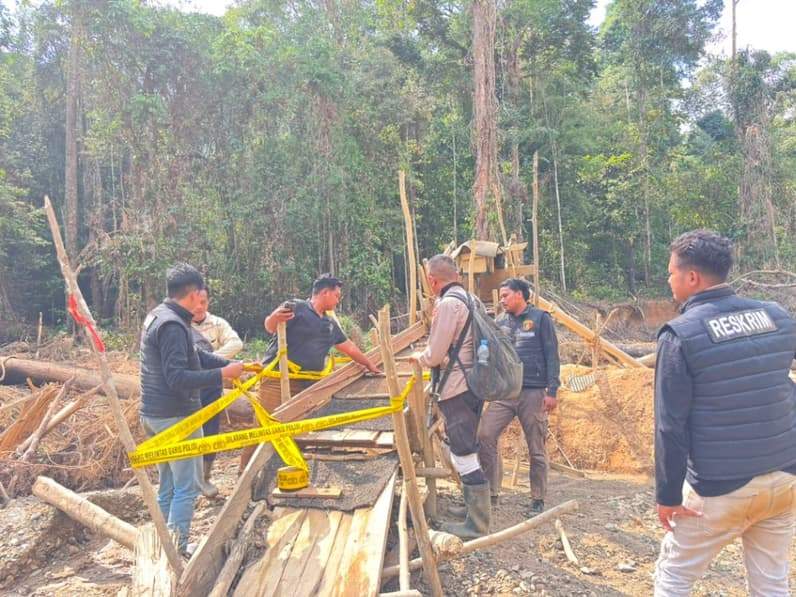 Saat Sat Reskrim Polres Paser meninjau lokasi penambangan emas ilegal di wilayah Kecamatan Batu Sopang. (Foto : Dok Sat Reskrim Polres Paser)