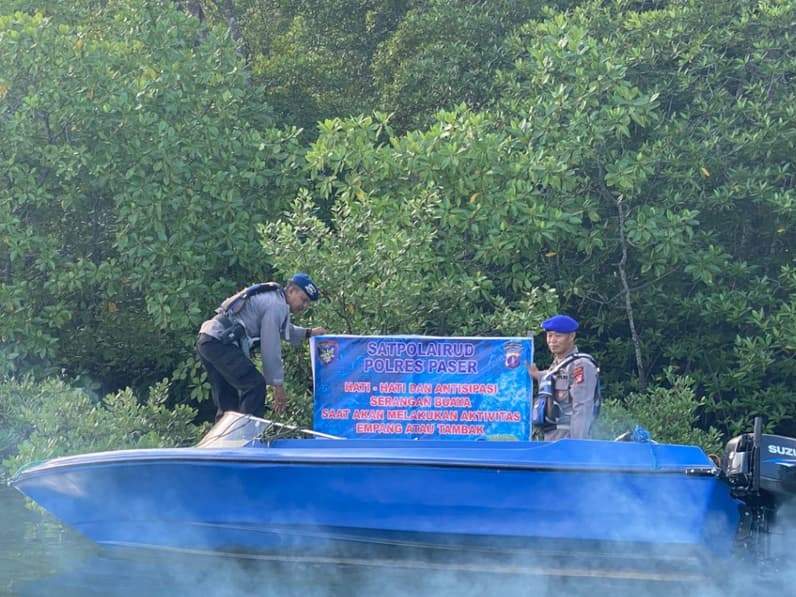 Saat personel Sat Polairud Polres Paser memasang spanduk imbauan di salah satu kawasan perairan di Kabupaten Paser. (Foto : Dok Sat Polairud Polres Paser)