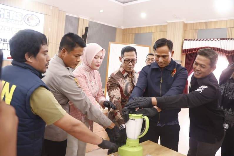 Terlihat jajaran penindak saat melakukan pemusnahan barang bukti narkoba di Mapolres Kutai Timur. (Foto: Dok Polres Kutim)
