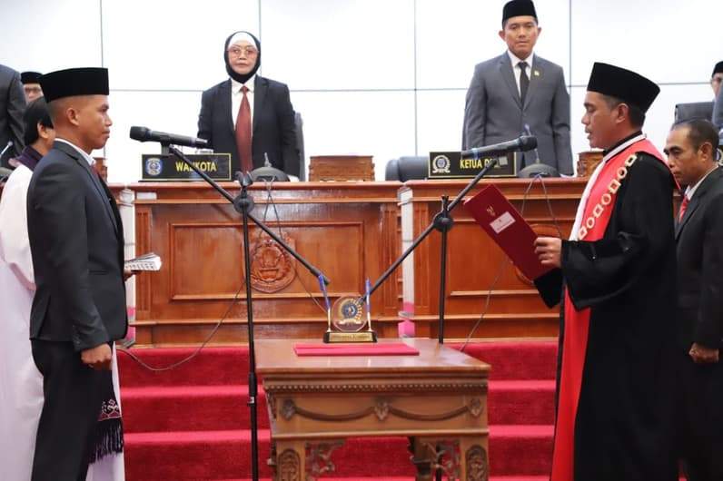 Pengambilan Sumpah Joni Alla Padang Sebagai Wakil Ketua II DPRD Kota Bontang. (Foto: Lutfi Aziz/Pusaranmedia.com)