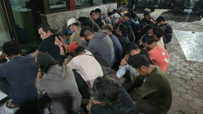 Ditresnarkoba Polda Kaltim meringkus 48 orang di pemukiman penduduk kawasan Gunung Bugis Balikpapan, Jumat (9/10/2025). (Foto: Ditresnarkoba Polda Kaltim)