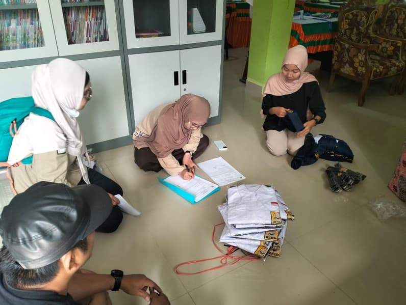Penyaluran seragam sekolah bagi pelajar SMP oleh Disdik Nunukan (Foto: Disdik Nunukan)