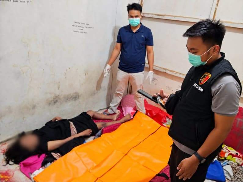 Terlihat perempuan terbaring di tempat tidur dugaan korban pukulan dari suami sirinya hingga meninggal dunia. (Foto: Dok Polres Kutim)