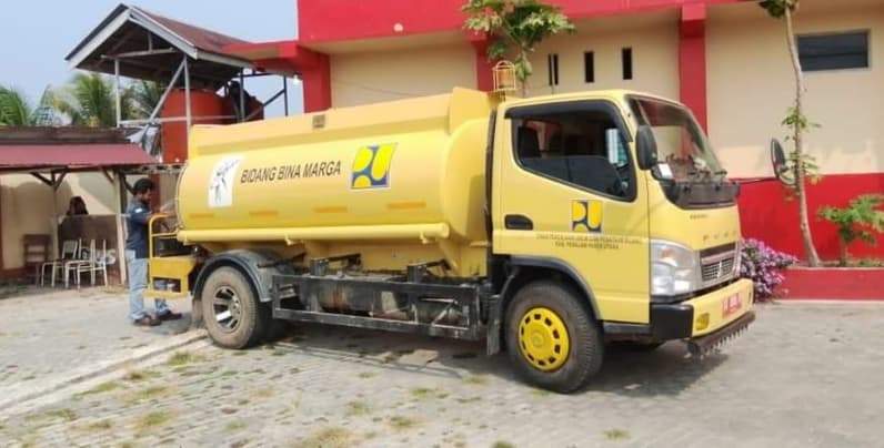 Pemkab PPU distribusikan air bersih ke sekolah dan rumah ibadah yang mengalami krisis air bersih. (Foto: Pusdalops BPBD PPU)
