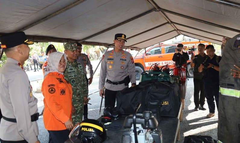 Kapolres PPU, AKPB Andreas Alek Danantara bersama Kodim dan BPBD PPU mengecek peralatan pemadam kebakaran. (Foto: Humas Polres PPU)