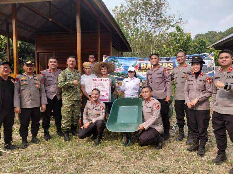 Penyerahan bantuan untuk korban kebakaran di Kampung Merasa. (Foto: Humas Polres)