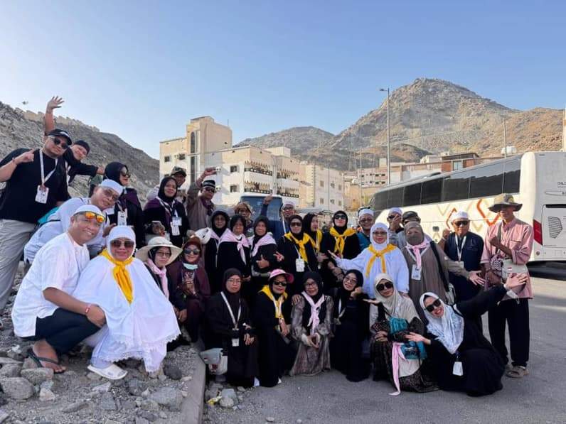 Para jemaah haji berswafoto usai melaksanakan ziarah ke sejumlah lokasi wisata religi di Makkah. (Foto: H Sayid Abdullah)