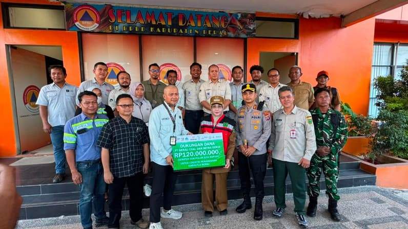 PT Berau Coal menyerahkan bantuan dana kepada Bupati Berau Sri Juniarsih di Mako Badan Penanggulangan Bencana Daerah (BPBD) Berau. (Foto: Humas Berau Coal)