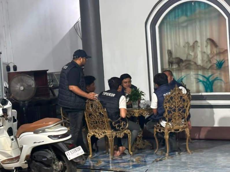Suasana penggeledahan rumah yang diduga mantan pegawai honorer disdikbud kukar (Foto: Aswin/pusaranmedia.com)