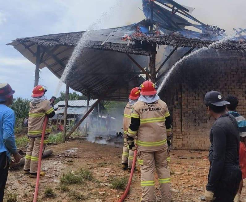 Proses pemadaman yang dilaksanakan oleh Personel DPKP Nunukan (Foto: Diansyah/pusaranmedia.com)