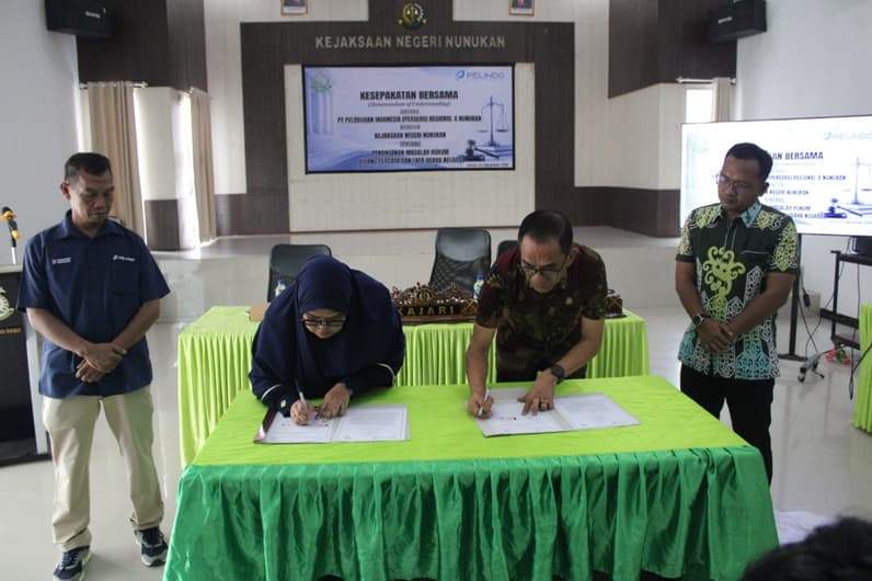 GM Pelindo Regional 4 Nunukan Anugrah Amalia bersama Kajari Nunukan Burhanudin saat menandatangani MoU di Kantor Kejari Nunukan (Foto: Diansyah/pusaranmedia.com)