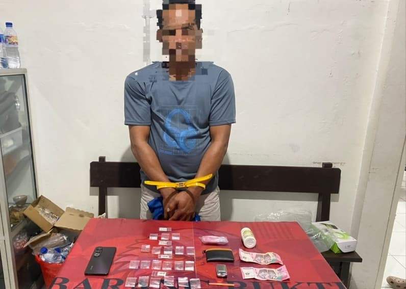 Tersangka SA berserta barang bukti pengungkapan kasus peredaran sabu di Kecamatan Muara Komam. (Foto : Dok Satresnarkoba Polres Paser)