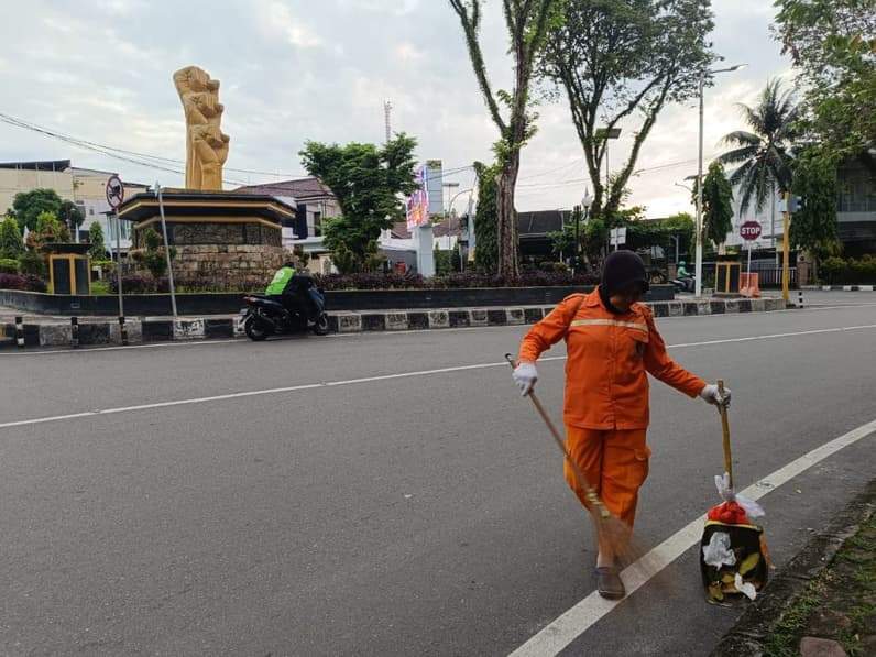 Wamale membersihkan sampah di sekitar Tugu Pemuda Balikpapan, Jumat (20/2/2026). (Foto: Achmad Fadillah/Pusaranmedia.com)