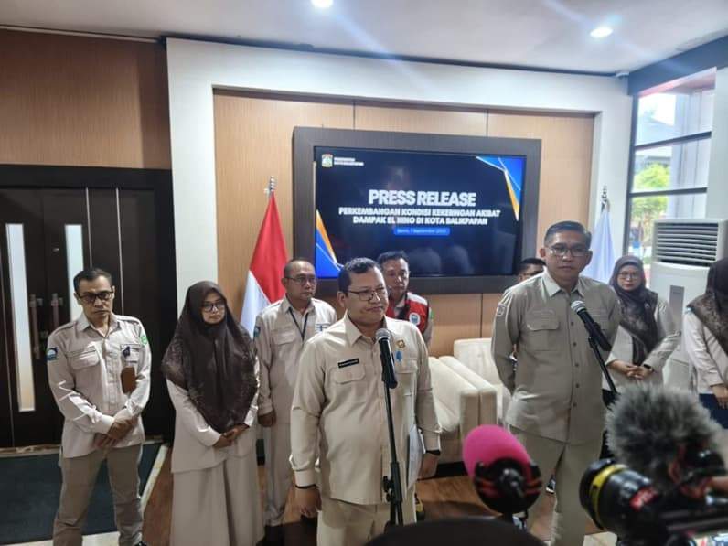 Direktur Teknik Mohamad Kohiruddin (kiri), Direktur Operasional Ali Rahman (kanan) bersama jajaran PTMB dalam press release di Balaikota Balikpapan, Senin (7/9/2026). (Foto: Tim Humas Pemkot Balikpapan)