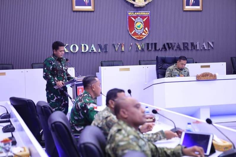 Saat Dandim 0904/Paser Letkol Inf Edy Wahyu Satriyadi memaparkan persiapan TMMD ke-129 dihadapan Pangdam VI/Mlw Mayjen TNI Krido Pramoni. (Foto : Dok Kodim 0904/Psr)