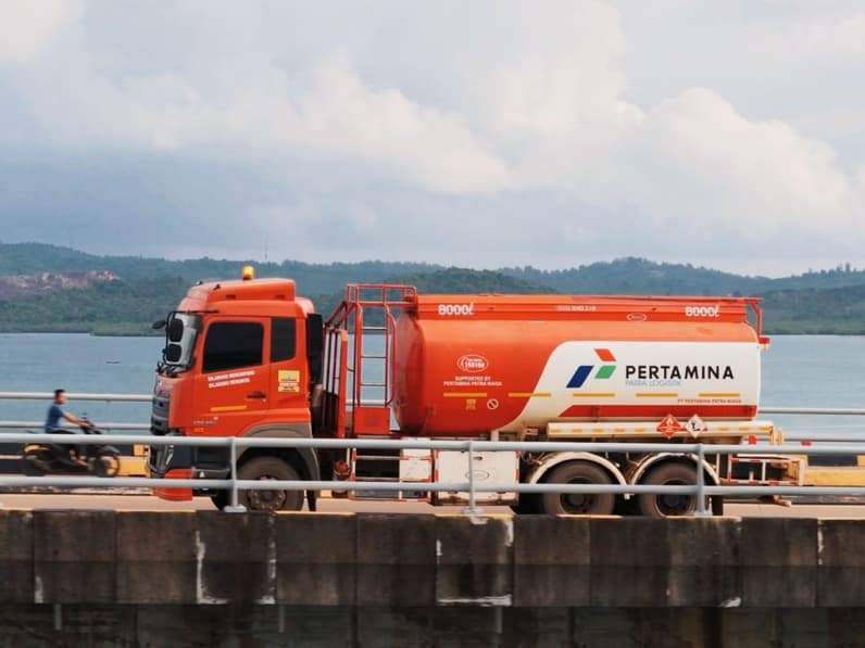 Truk tangki milik PT Patra Logistik melintas membawa distribusi bahan bakar minyak ke sejumlah wilayah. (Foto: PT Patra Logistik)