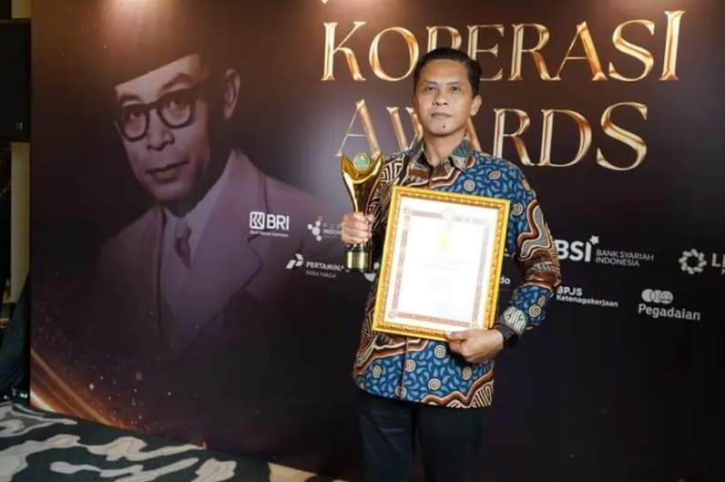 Momen Kadiskop UMKM Kutai Timur, Marhadin saat menerima penghargaan dari kementerian Koperasi RI. (Foto: Dok.Prokopim Kutim)