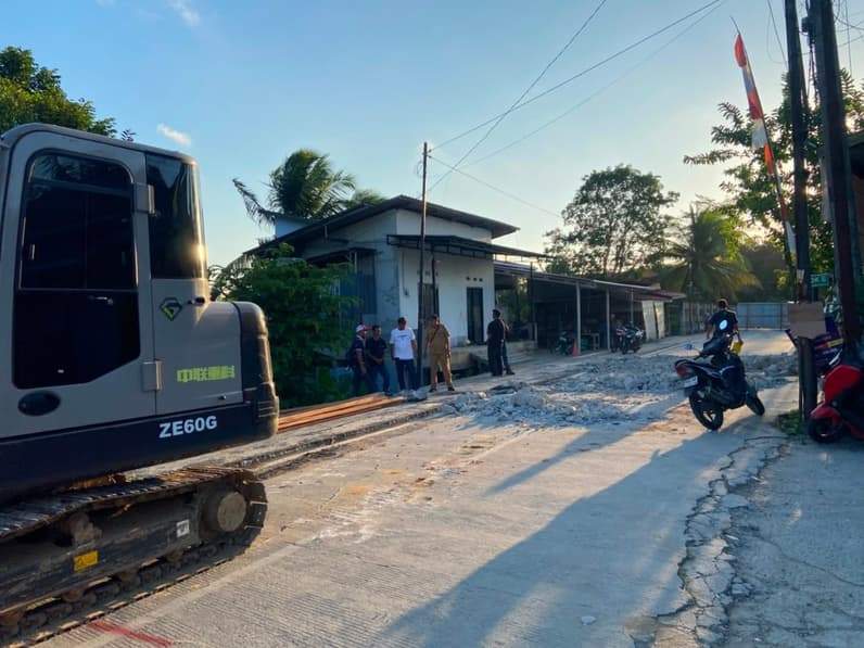Ruas Jalan Padat Karya Kilometer (KM) 8, Kelurahan Graha Indah, Balikpapan Utara, ditutup sementara karena ada perbaikan, Selasa (4/8/2026). (Foto: Achmad Fadillah/Pusaranmedia.com)