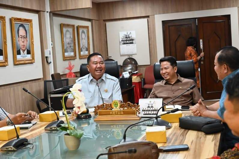 Ketua DPRD Kaltara, Achmad Djufrie (kanan), saat melakukan kunjungan kerja ke DPRD Kaltim bersama Tim Pansus II. (Foto : Istimewa)