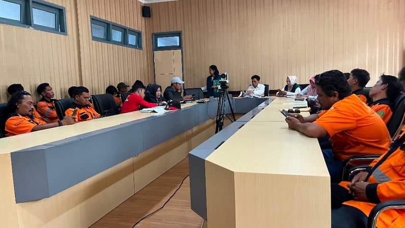 Suasana Biaprtit Distransnaker, PT Bagong dan FPBM KASBI Kutai Timur. (Foto: Siswandi/Pusaranmedia.com)