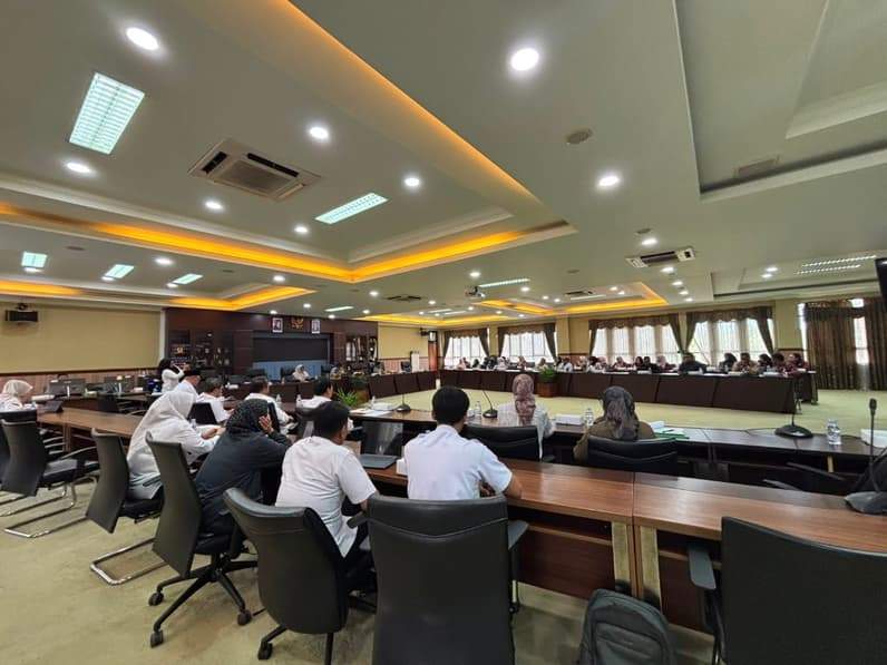 rapat dengar pendapat (RDP) terkait temuan Badan Pemeriksa Keuangan (BPK) mengenai pengembalian insentif dan honor yang diterima guru serta kepala sekolah swasta (Foto: Aswin/pusaranmedia.com)