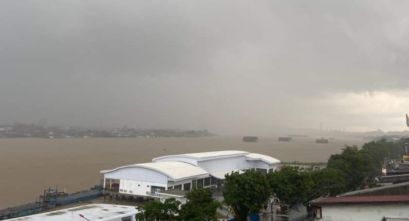 Hujan lebat mengguyur Kota Samarinda, Senin (15/6/2026). (Foto: Tri/Pusaranmedia.com)