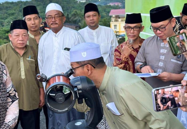 Pemantauan hilal di Kabupaten Kukar dari atas gedung PCNU. (Foto: Lodya/Pusaranmedia.com)