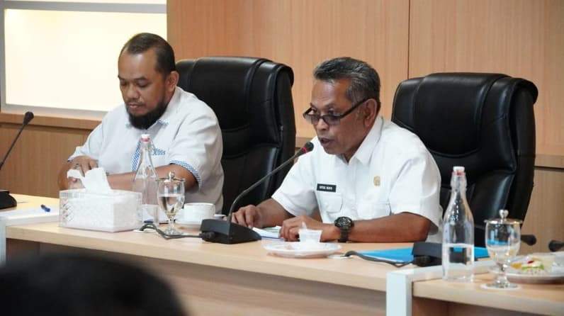 Kepala Disnakertrans Paser, Rizky Noviar (kiri) bersama Sekda Paser, Katsul Wijaya. (Foto: Prokopim Paser)