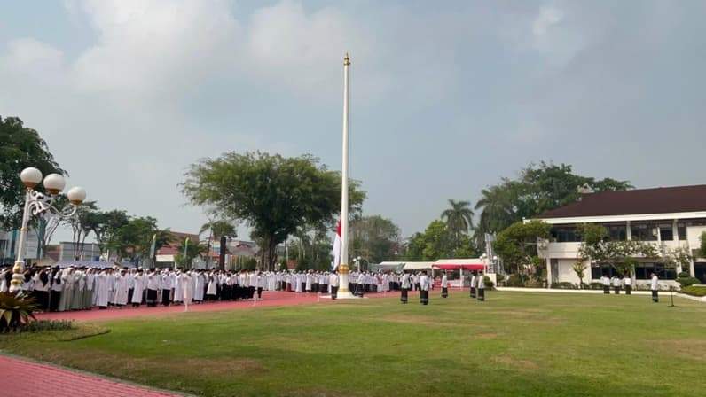 Upacara peringatan Hari Santri digelar di halaman Balai Kota Balikpapan, Kamis (22/10/2026). (Foto: Achmad Fadillah/Pusaranmedia.com)