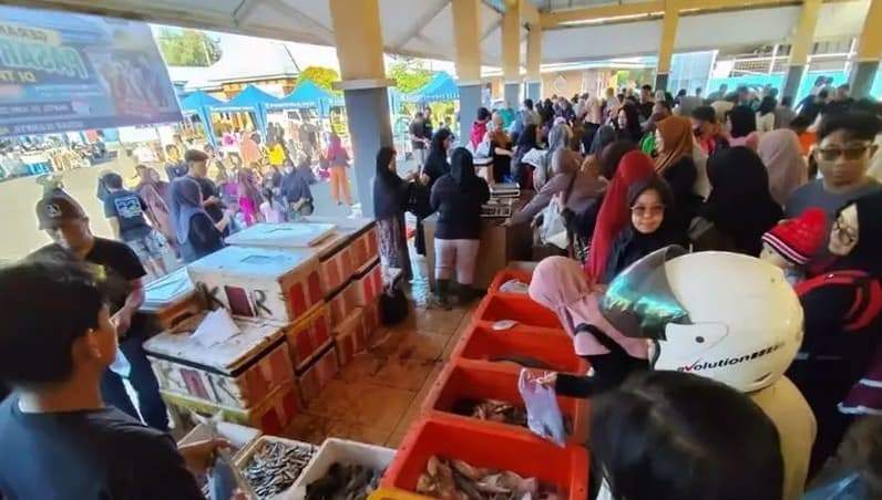 Pasar Ikan Murah di TPI Sambaliung. (Foto: Diskan Berau)