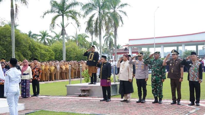 Pemerintah Kabupaten Kutai Kartanegara (Kukar) memperingati Hari Pendidikan Nasional (Hardiknas) 2026 dengan menggelar upacara di Halaman Kantor Bupati Kukar, Tenggarong, Senin (4/5/2026). (Foto: Aswin/pusaranmedia.com)