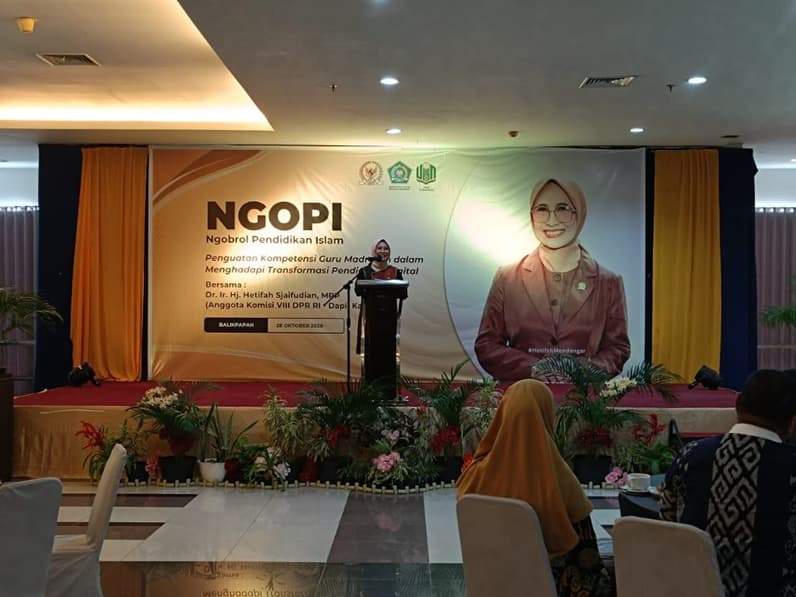 Anggota Komisi VII DPR RI, Hetifah Sjaifudian memaparkan materi dalam kegiatan NGOPI bersama GTK madrasah Balikpapan, Rabu (28/10/2026). (Foto: Achmad Fadillah/Pusaranmedia.com)