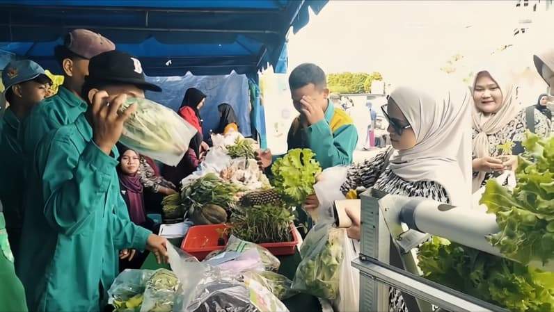 Antusias masyarakat berbelanja kebutuhan pangan murah dan hasil pertanian segar dalam kegiatan Pangan Murah digelar Dinas Pangan Berau pada rangkaian Harganas ke-33 tingkat Provinsi Kaltim 2026. (Foto: Nur Hidayah/Pusaranmedia.com)
