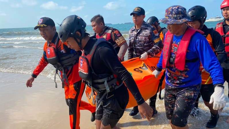 Tim SAR Gabungan mengevakuasi jasad Abizar (12), korban yang tenggelam akibat terseret arus di Pantai Kemala Beach Balikpapan, setelah ditemukan pada hari kedua operasi pencarian, Minggu (12/7/2026). (Foto: Basarnas Balikpapan)