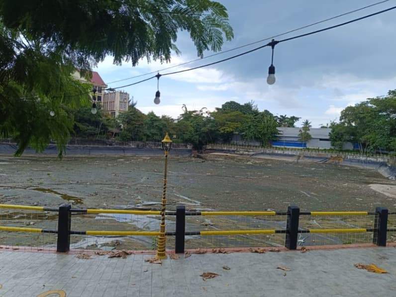 Kondisi Bendali Telaga Sari yang tampak mengering dengan permukaan geomembran, Kamis (30/4/2026). (Foto: Achmad Fadillah/Pusaranmedia.com)
