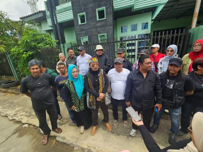 Sekelompok warga dari Aliansi Perjuangan Masyarakat Kaltim saat berada di depan rumah Sudarno di Jalan Perjuangan. (Foto: Herdi/Pusaranmedia.com).