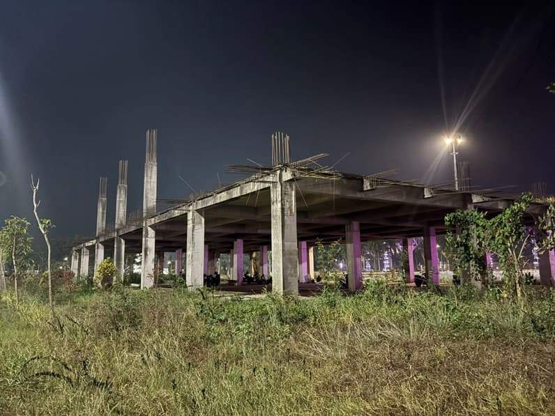Bangunan di kawasan pujasera yang di rancang untuk mini mall (Foto: Aswin/pusaranmedia.com)