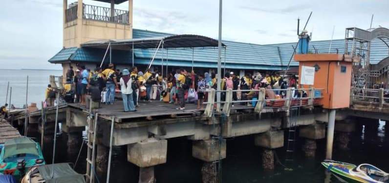 Suasana antrean wisatawan di Dermaga Sidayang Tanjung Batu, Berau. (Foto: Istimewa)