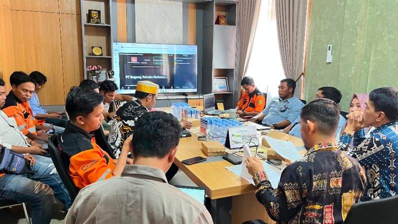 Rapat Zoom meting FPBM KASBI, PT Bagong, PAMA serikat pekerja, pengawas Distaransnaker Kaltim difasilitasi Distransnaker Kutim. (Foto: Siswandi/Pusaranmedia.com)