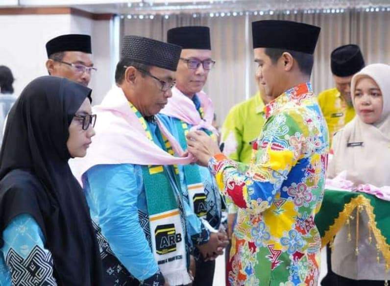 Bupati Nunukan H Irwan Sabri saat menyematkan syal rombongan kepada calon jemaah haji asal Nunukan (Foto: Diansyah/pusaranmedia.com)