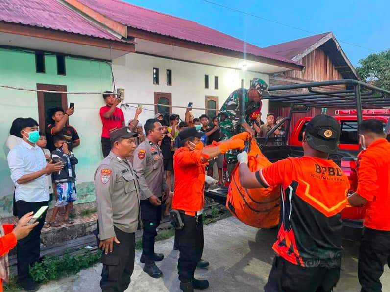 Petugas mengevaluasi jenazah korban yang ditemukan meninggal dunia di kamar kost di Kelurahan Petung, Senin (20/7/2026) sore. (Foto: Polsek Penajam)