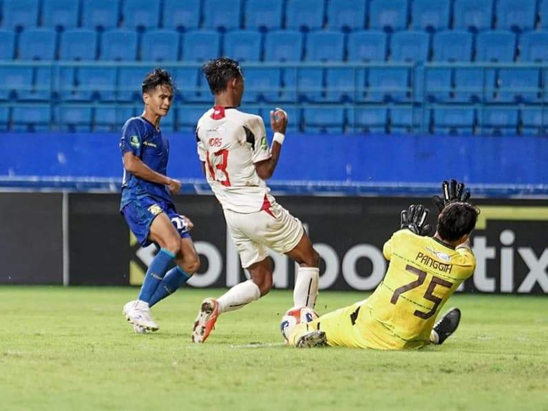 Penyerang lokal andalan Persiba Balikpapan, Lorensius Sabda gagal menyarangkan bola ke gawang lawan di Stadion Batakan, Sabtu (31/1/2026). (Foto: Media Official Persiba Balikpapan)