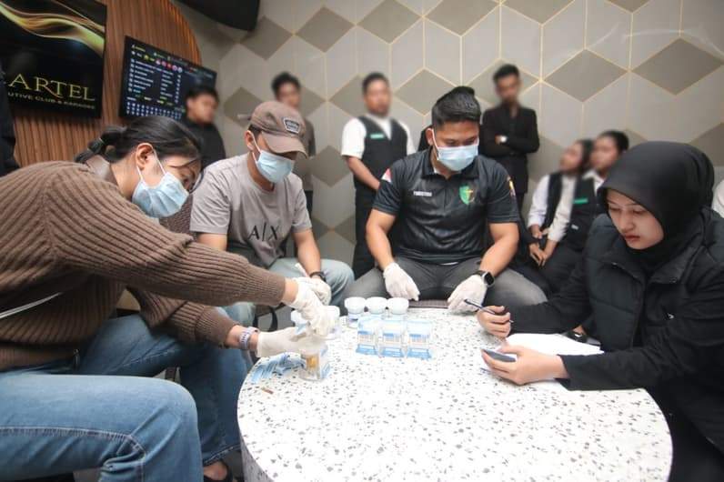 Polisi melakukan pemeriksaan urine di THM Balikpapan, Minggu (11/10/2026). (Foto: Ditresnarkoba Polda Kaltim)