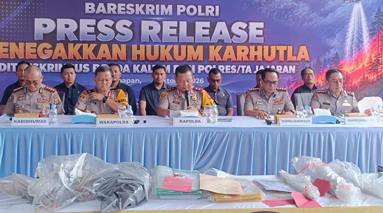 Kapolda Kaltim, Irjen Pol Endar Priantoro mengungkapkan penegakkan hukum karhutla dalam konferensi pers, Kamis (29/10/2026). (Foto: Achmad Kurniawan Fadillah/Pusaranmedia.com)