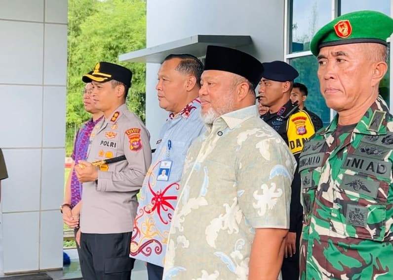 Wakil Bupati Berau saat menyambut kedatangan Danpuspenerbad di Bandara Kalimarau. (Foto: Nur Hidayah/ Pusaranmedia.com)